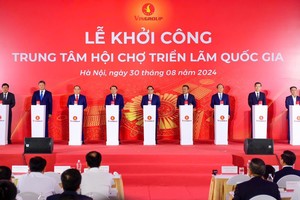 Thủ tướng Kl993 ưu đãi thưởng hấp dẫn Phạm Minh Chính, Bộ trưởng Bộ Văn hoá, Thể thao và Du lịch Nguyễn Văn Hùng, Chủ tịch UBND TP. Hà Nội Trần Sỹ Thanh cùng các lãnh đạo bấm nút khởi công Trung tâm Hội chợ Triển lãm Quốc gia