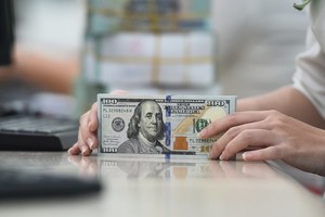 Tỷ giá USD "vuột" khỏi mốc 25.000 VND/USD.
