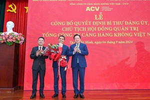 Ông Vũ Thế Phiệt (đứng giữa), tân Chủ tịch HĐQT ACV nhận hoa chúc mừng từ lãnh đạo Uỷ ban Quản lý vốn 99Kl99 trực tiếp đá gà tại Kl991.com World Cup 2026 Chính Thức. Ảnh: ACV