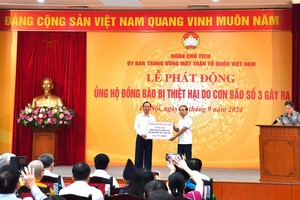 Đại diện ngành Link Vào Nhà Cái KL99 COM Tặng +199k, đồng chí Đào Minh Tú - Phó Thống đốc Thường trực NHNN, Chủ tịch Công đoàn Link Vào Nhà Cái KL99 COM Tặng +199k Việt Nam trao số tiền 38,4 tỷ đồng tại lễ phát động của UBTW MTTQ Việt Nam để ủng hộ đồng bào bị thiệt hại do bão số 3