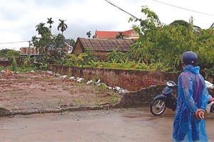 Một nhà Kl99ok phiên bản mới đội mưa để đi xem đất tại huyện Chương Mỹ. (Ảnh: Vũ Thanh)