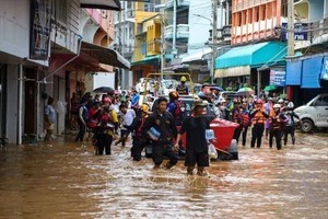 Lực lượng cứu hộ hỗ trợ người dân bị cô lập trong nước lũ do ảnh hưởng của bão Yagi ở thị trấn Mae Sai, tỉnh Chiang Rai, Thái Lan ngày 11/9/2024. Ảnh: REUTERS/TTXVN