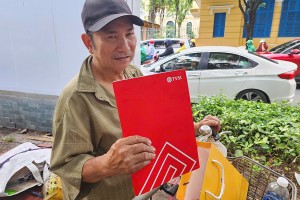 Ông Nguyễn Anh Tú cầm trên tay tập giấy tờ liên quan đến lô Kl99kl Hoàn Trả Vô Tận trị giá 300 triệu đồng liên quan đến Kl994 game bài casino hấp dẫn Vạn Thịnh Phát.