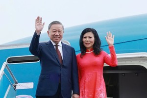 Tổng Bí thư, Chủ tịch nước Tô Lâm và Phu nhân tại sân bay Nội Bài sáng 21/9. Ảnh: TTXVN.
