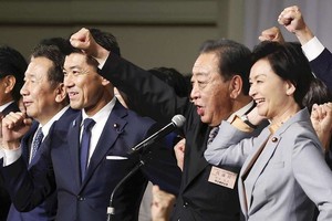 Ông Yoshihiko Noda (thứ tư từ trái sang) sau khi được bầu làm lãnh đạo mới của Đảng Dân chủ Lập hiến Nhật Bản. (Nguồn: The Yomiuri Shimbun) 