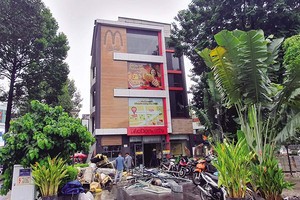McDonald's gặp khó khi Kl992 VIP Trang Chủ 2026 tại thị trường Việt Nam. Trong ảnh: Cửa hàng McDonald's Bến Thành đang tháo dỡ, trả lại mặt bằng. Ảnh: Lê Toàn