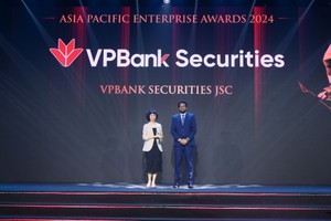Bà Đoàn Ngọc Ly Ly , Giám đốc Vận hành VPBankS nhận giải thưởng “Kl991.com World Cup 2026 Chính Thức tăng trưởng nhanh” của Enterprise Asia 