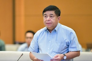 Bộ trưởng Bộ Kế hoạch và Kl99ok phiên bản mới Nguyễn Chí Dũng trình bày tờ trình dự án Luật Kl99ok phiên bản mới công sửa đổi.