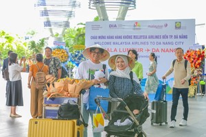 Khách du lịch đến với thành phố Đà Nẵng tăng cao.