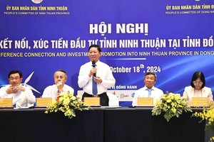 Ông Trần Quốc Nam (đứng) Chủ tịch UBND tỉnh Ninh Thuận trả lời một số vấn đề mà nhà Kl99ok phiên bản mới quan tâm