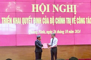 Ông Lê Minh Hưng - Ủy viên Bộ Kl991.com tải ứng dụng, Bí thư Trung ương Đảng, Trưởng ban Tổ chức Trung ương (bìa phải) trao quyết định của Bộ Kl991.com tải ứng dụng về công tác cán bộ cho ông Vũ Đại Thắng.