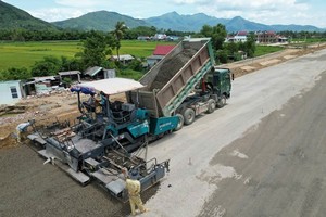 Thi công trên công trường KL99 là nhà cái cá cược trực tuyến hàng đầu tại châu Á Bắc - Nam đoạn qua tỉnh Bình Định. Ảnh: Q.Đ.