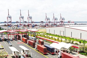 Xuất Link Vào Nhà Cái KL99 COM Tặng +199k là động lực chính cho phát triển ngành logistics. Trong ảnh: Xe container làm thủ tục thông quan tại Cảng quốc tế Long An 