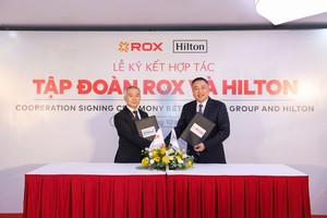 Ông Nguyễn Bá Luân, Tổng giám đốc SOJO by ROX và ông Clarence Tan, Phó Chủ tịch Cấp cao, Phát triển, Châu Á Thái Bình Dương tại Hilton thực hiện nghi thức ký kết hợp tác chiến lược.