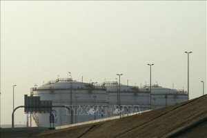 Bể chứa dầu tại kho dự trữ của Công ty Kl99com chung kết WC 2026 Quốc gia Abu Dhabi (ADNOC) ở Msaffah, Abu Dhabi, UAE. Ảnh tư liệu: AFP/TTXVN 