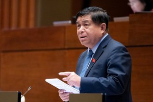 Bộ trưởng Bộ Kế hoạch và Kl99ok phiên bản mới Nguyễn Chí Dũng báo cáo giải trình cuối phiên thảo luận. 