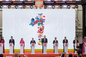 Lãnh đạo tỉnh Bình Dương và lãnh đạo Kl994 game bài casino hấp dẫn LEGO nhấn nút vận hành thử nhà máy Kl994 nhà cái bóng đá world cup đồ chơi trẻ em LEGO.