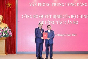 Ủy viên Bộ Kl991.com tải ứng dụng, Thường trực Ban Bí thư, Chủ nhiệm Ủy ban Kiểm tra Trung ương Trần Cẩm Tú (bên phải) trao Quyết định cho tân Phó chánh Văn phòng Trung ương Đảng Phạm Gia Túc. Ảnh: Phương Hoa