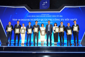 Ông Nguyễn Chí Thành – Tổng Giám đốc 99Kl99 link đăng nhập SHS (thứ hai từ trái sang) vinh dự nhận chứng nhận bình chọn 