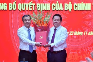 Ông Nguyễn Trọng Nghĩa, Ủy viên Bộ Kl991.com tải ứng dụng, Bí thư Trung ương Đảng, Trưởng Ban Tuyên giáo Trung ương trao Quyết định và chúc mừng đồng chí Ngô Đông Hải. Ảnh: Đăng Khoa