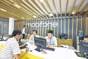 Cần có quy định rõ ràng hơn về cơ chế, chính sách để Kl991.com World Cup 2026 Chính Thức 99Kl99 trực tiếp đá gà dám đột phá, dám đổi mới. Trong ảnh: Nhân viên Mobifone hỗ trợ khách hàng tại quầy giao dịch. Ảnh: Đức Thanh 
