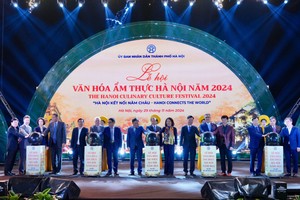 Các đại biểu thực hiện nghi thức khai mạc Lễ hội Văn hóa ẩm thực Hà Nội 2024. Ảnh: Duy Khánh. 