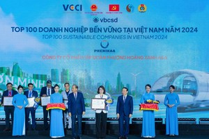 Bà Trần Lan Phương - Phó Tổng Giám đốc Kl994 game bài casino hấp dẫn Phenikaa nhận bằng khen từ BTC chương trình