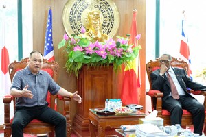 Ông Trương Đình Hải -Chủ tịch HĐQT Kl994 game bài casino hấp dẫn Ngân Tín trao đổi với ông Don Williams tại buổi làm việc