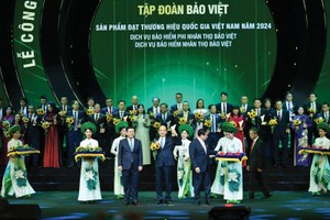 Kl994 game bài casino hấp dẫn Bảo Việt đón nhận biểu trưng Thương hiệu quốc gia Việt Nam năm 2024 từ Thủ tướng Phạm Minh Chính và Bộ trưởng Bộ Công thương Nguyễn Hồng Diên. (Ảnh: Thành Đạt)