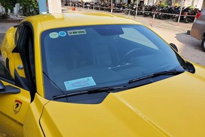 Xe ô tô Kl992 VIP Trang Chủ 2026 vận tải hành khách theo hợp đồng phải có phù hiệu "XE HỢP ĐỒNG" dán cố định tại góc trên bên phải ngay sát phía dưới vị trí của Tem kiểm định, mặt trong kính chắn gió phía trước của xe. 