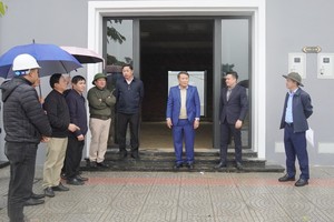Quyền Chủ tịch UBND tỉnh Quảng Trị Hà Sỹ Đồng (ở giữa) kiểm tra tại hạng mục Nhà ở Trang Chủ KL99Com Số 1 Link Đăng Ký KL999 tại dự án Khu đô thị thương mại - dịch vụ Nam Đông Hà 