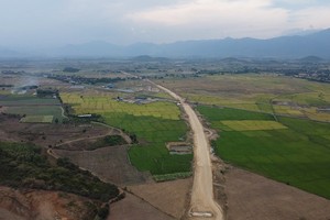 Khánh Hòa đang gặp một số khó khăn khi tách dự án bồi thường, hỗ trợ, tái định cư, giải phóng mặt bằng ra khỏi dự án Kl99ok phiên bản mới vì hiện tại chưa có quy định cụ thể về nội dung hồ sơ Báo cáo nghiên cứu khả thi Dự án Bồi thường, giải phóng mặt bằng. 