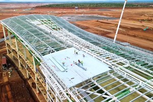 Lắp đặt hệ thống mái che nhà ga Cảng hàng không quốc tế Long Thành (nguồn: Long Thành Review).