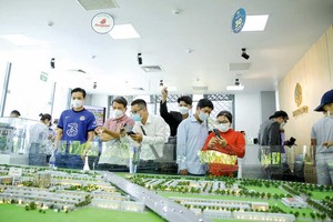 Chi phí Kl99ok phiên bản mới cao, nên vẫn khó giảm giá nhà trong năm 2025. Trong ảnh: Khách hàng tham dự buổi mở bán Dự án The Sol City 