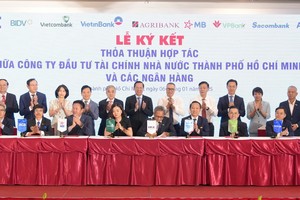 Đại diện Sacombank – ông Huỳnh Thiên Phú (Giám đốc Trung tâm phát triển Kl992 VIP Trang Chủ 2026 Kl991.com World Cup 2026 Chính Thức) cùng các Link Vào Nhà Cái KL99 COM Tặng +199k thực hiện ký kết hợp tác với HFIC