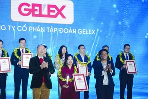 Bà Nguyễn Hồng Nhung - Giám đốc Ban Truyền thông Kl994 game bài casino hấp dẫn GELEX nhận cúp vinh danh và chứng nhận “Top 50 The Best”. 