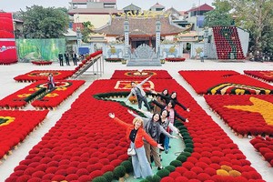 Du khách khám phá làng nghề tăm hương Quảng Phú Cầu (Ứng Hòa, Hà Nội) (Ảnh: Linh Tâm) 
