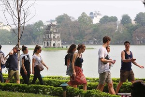 Khách du lịch nước ngoài tại khu vực hồ Hoàn Kiếm, Hà Nội. (Ảnh: Thành Đạt/TTXVN)