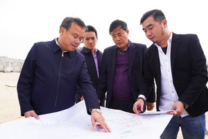 Phó chủ tịch UBND tỉnh Quảng Trị Lê Đức Tiến (ngoài cùng, trái ảnh) trong một chuyến kiểm tra tiến độ thi công dự án Kho KL99 dịch vụ hỗ trợ 24/7 Việt Lào