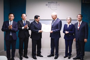 Thủ tướng Phạm Minh Chính trao bằng Tiến sĩ Danh dự của Đại học Quốc gia Hà Nội cho Giáo sư Klaus Schwab. Ảnh: Nhật Bắc 