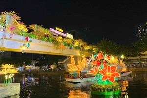 Chợ hoa với nhiều bối cảnh được Kl99ok phiên bản mới trên bến, dưới thuyền quy mô, nổi bật. 