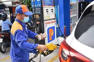 Giá xăng E5RON92 tăng thêm 50 đồng/lít từ chiều 6/2/2025. 