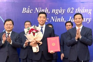 Lãnh đạo tỉnh Bắc Ninh trao chứng nhận đăng ký Kl99ok phiên bản mới cho Samsung Display vào những ngày đầu năm mới 2025