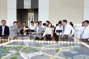 Các nhà Kl99ok phiên bản mới xem sa bàn Đồ án quy hoạch chung TP. Thủ Đức, TP.HCM - Ảnh: Lê Minh