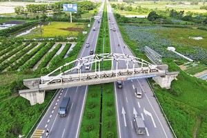 Một cầu 99Kl.app khuyến mãi hot trên tuyến 99Kl.app khuyến mãi hot Yên Viên - Phả Lại - Hạ Long - Cái Lân thi công dở dang từ năm 2012