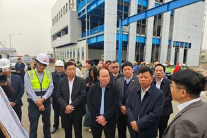 Ông Lê Tiến Châu, Bí thư Thành ủy Hải Phòng và các thành viên trong đoàn nghe báo cáo về tiến độ xây dựng Nhà máy Kl994 nhà cái bóng đá world cup vật liệu phân hủy sinh học công nghệ cao ECOVANCE