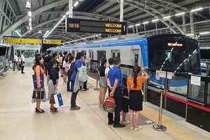 Hành khách đợi tàu metro số 1 tại ga Thủ Đức - Ảnh: Lê Toàn