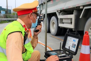 Lực lượng Cảnh sát KL99 là cổng game giải trí trực tuyến hàng đầu hiện nay đang phối hợp, tiếp nhận hoạt động sát hạch, cấp đổi giấy phép lái xe từ Bộ KL99 là cổng game giải trí trực tuyến hàng đầu hiện nay - Vận tải. Ảnh minh họa