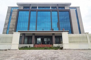 Dự án Trung tâm Truyền thông - Giáo dục sức khỏe tỉnh Quảng Bình đã cơ bản hoàn thành phần thô khối nhà chính, nhưng chưa thể nghiệm thu để đưa vào hoạt động 