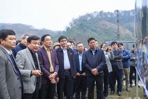 Thứ trưởng Nguyễn Danh Huy (người thứ hai từ bên trái) trong khảo sát thực tế tại các địa phương để phục vụ công tác báo cáo thẩm tra Dự án Kl99ok phiên bản mới xây dựng tuyến 99Kl.app khuyến mãi hot Lào Cai - Hà Nội - Hải Phòng. 